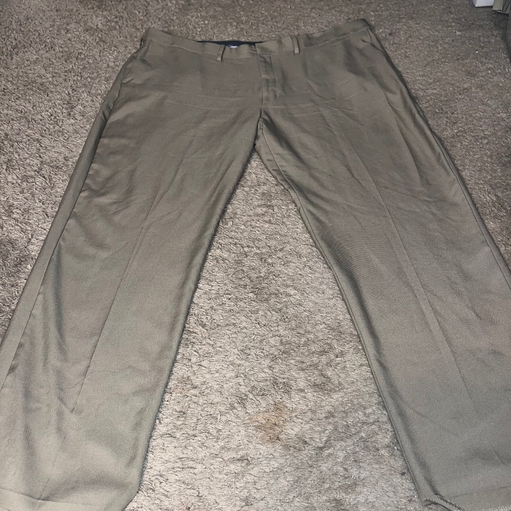 Haggar Classic Fit Premium Comfort Khaki Slacks 44×32